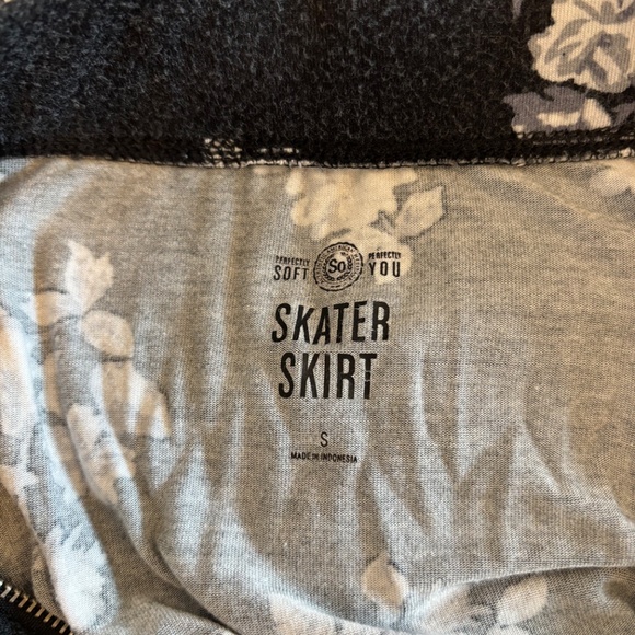 SO Skater Skirt Black White Summer Floral Soft Flowy Women's Small - Picture 4 of 4